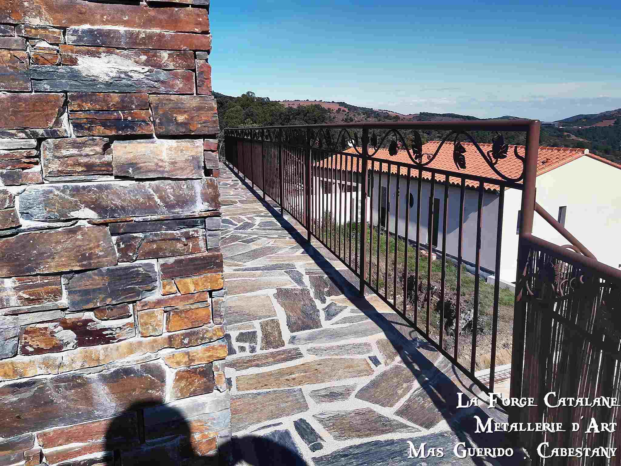 gardes corps avec frise feuilles de vignes   barreaudage droit forge catalane.jpg